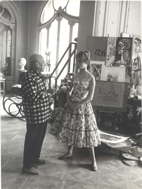 Pablo Picasso nel suo studio con Brigitte Bardot