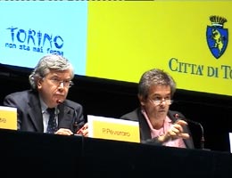 foto del  Sindaco Sergio Chiamparino e dell'Assessore Paolo Peveraro durante la presentazione del Bilancio Sociale 2003 
