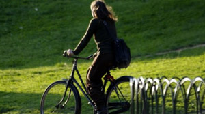 Ragazza in bicicletta in un parco
