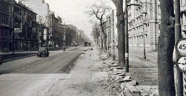 1956, corso Francia, subito oltre  piazza Bernini, lavori costruzione banchine (Archivio Storico Città Torino, GDP sez I 704_005)