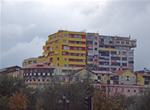 Una delle coloratissime facciate volute dal sindaco di Tirana