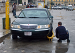 Un agente blocca una vettura con le ganasce (foto Polizia Municipale di Tirana)