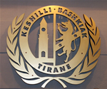 Lo stemma del Comune di Tirana nella sala del Consiglio comunale
