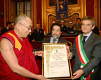 Dalai Lama - consegna pergamena