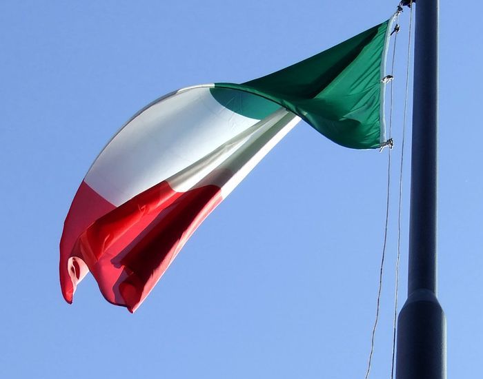 tricolore italiano al vento
