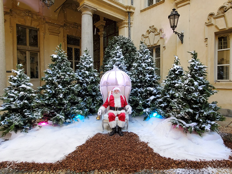 Babbo Natale incontra i bambini sotto l'albero di Palazzo Civico