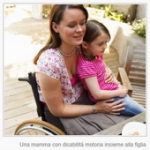 Una mamma con disabilità motoria insieme alla figlia