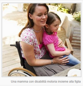 Una mamma con disabilità motoria insieme alla figlia