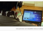 Una persona con disabilità visiva al computer
