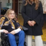 Rosaria Duraccio (a sinistra), presidente del MOVICA (Movimento Vita Indipendente Campania), insieme alla ministra per le Disabilità Alessandra Locatelli