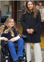 Rosaria Duraccio (a sinistra), presidente del MOVICA (Movimento Vita Indipendente Campania), insieme alla ministra per le Disabilità Alessandra Locatelli