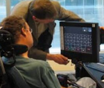 Un uomo disabile usa un programma di comunicazione attraverso il computer.