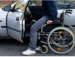Persona disabile che sale in auto
