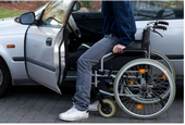 Persona disabile che sale in auto