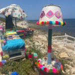 Foto dei manufatti di filato esposti in spiaggia