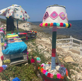 Foto dei manufatti di filato esposti in spiaggia
