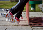 Foto di gambe di adolescenti seduti su panchina