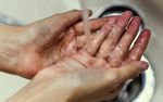 Foto di mani nel gesto di lavarsi