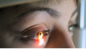 Immagine di un occhio durante un esame oculistico