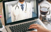 Immagine di PC portatile che comunica con un Medico