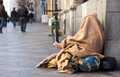 Foto di una persona coperta in una strada pubblica