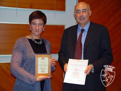 L'Assessore 
        Ilda Curti e Marco Grassini mostrano il premio Filippo Basile