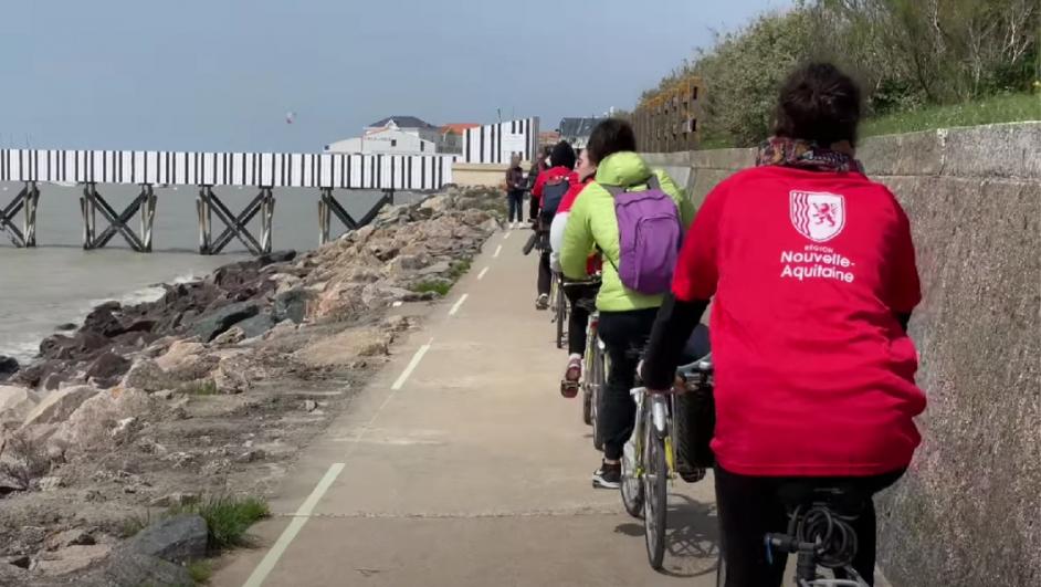persone in bicicletta sulla costa francese