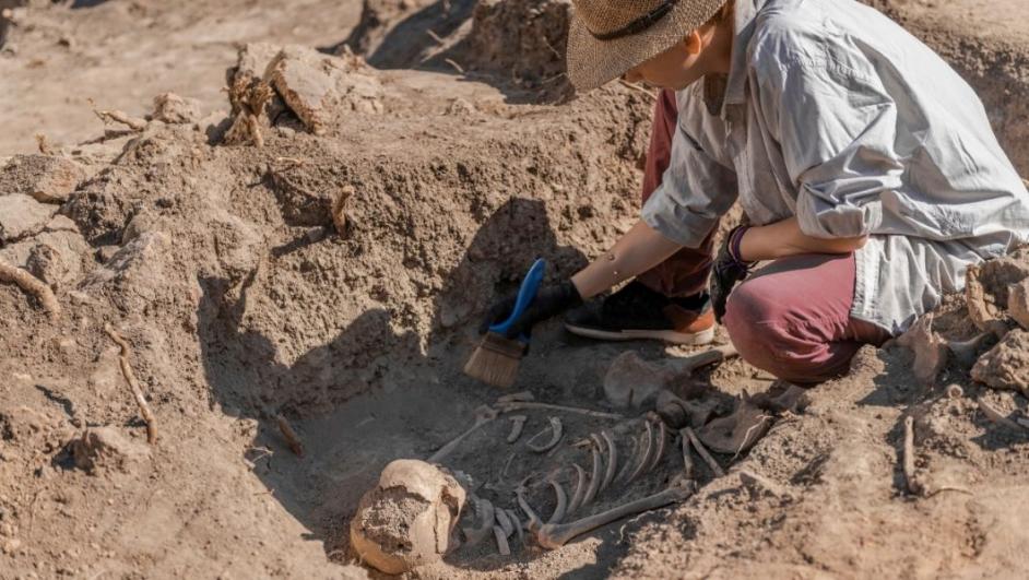 archeologo in uno scavo