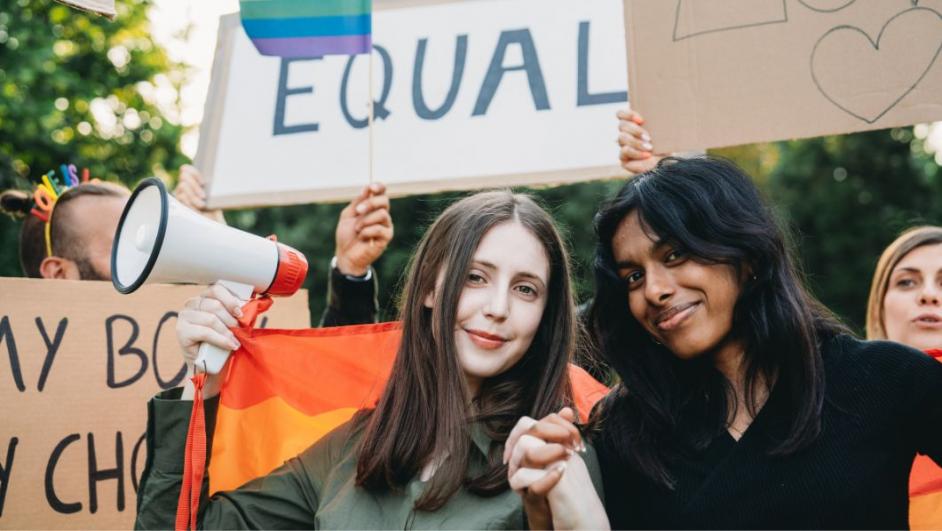 Due ragazze durante una manifestazione per i diritti LGBTQIA+