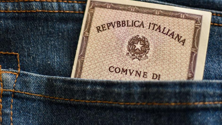 carta d'identità che spunta dalla tasca dei jeans