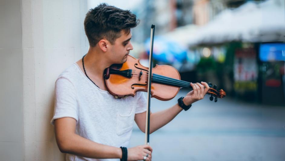ragazzo che suona il violino in strada