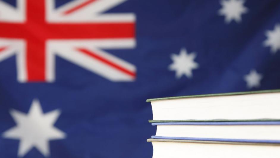libri e bandiera australiana in background