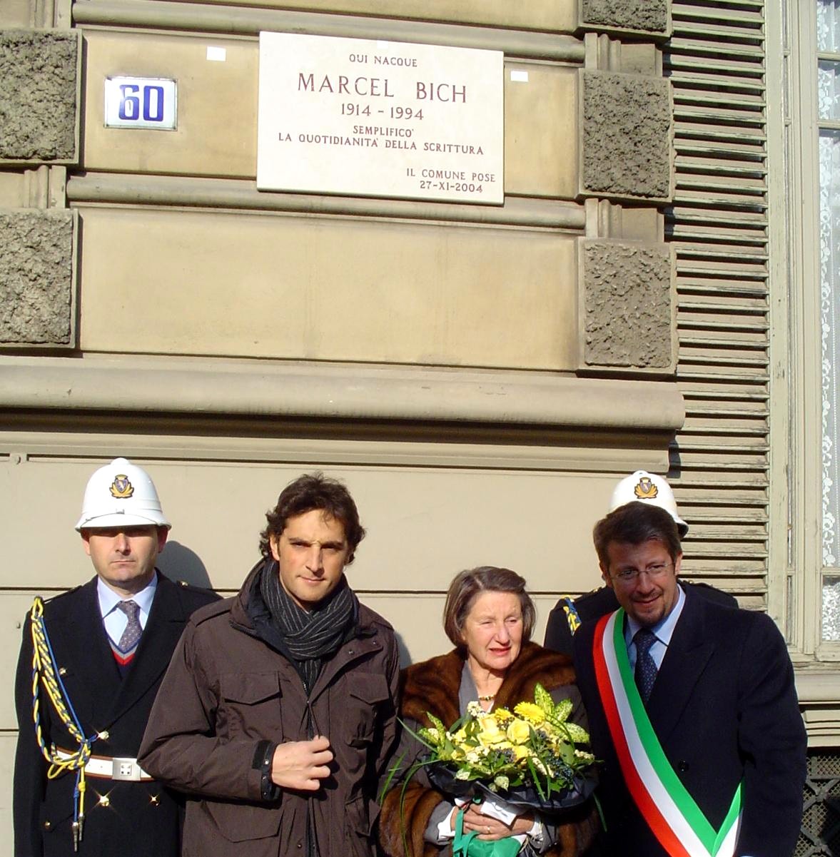 Coppola, la baronessa Bich e Marino sotto la targa dedicata a Marcel Bich
