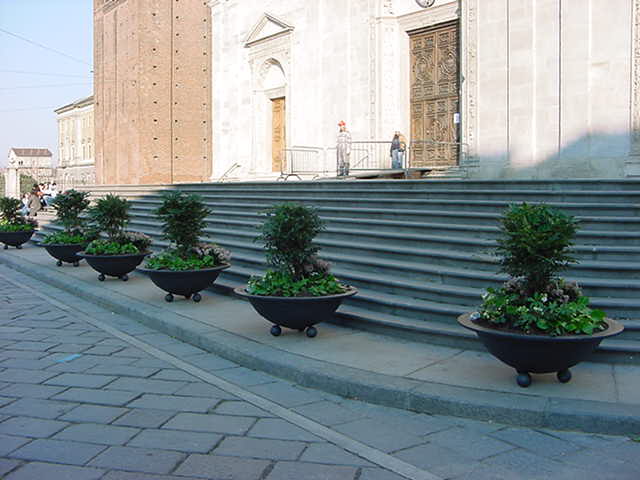 Le nuove fioriere in ghisa davanti al Duomo