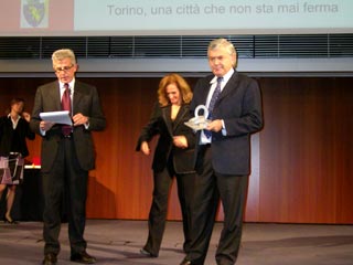 L'Assessore Paolo Peveraro riceve il Premio nazionale Oscar di Bilancio 2004 assegnato al Comune di Torino