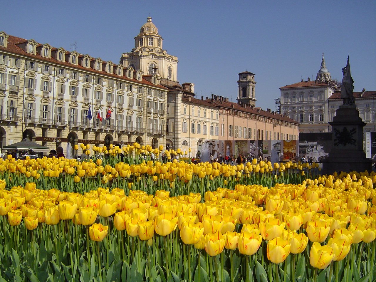 I tulipani Olympic Flame fioriscono davanti a Palazzo Madama