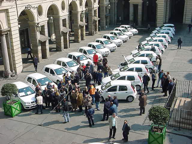 Le nuove auto a metano in piazza Palazzo di Citt