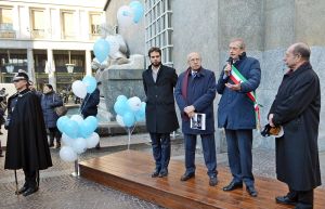 Il sindaco Piero Fassino  intevenuto alla cerimonia per la riattivazione delle fontane di piazza CLN