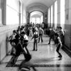 Scuola Pestalozzi, ricreazione nel corridoio, anni '70. Foto: Archivio dell'Associazione Officina della Memoria e Archivio Storico della Città di Torino-2